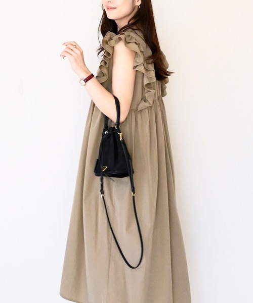 Neige(ネージュ)の「ショルダーフリルギャザーワンピース(ワンピース・レディース・ブラック/ベージュ・ONE SIZE)」の12枚目の写真