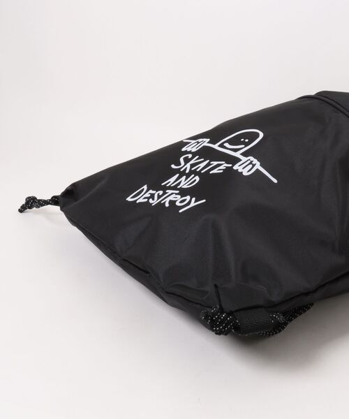 THRASHER(スラッシャー)の「THRASHER スラッシャー ナップサック 巾着バッグ(ST)(バックパック/リュック・メンズ・ブルー/ホワイト/ピンク・FREE)」の5枚目の写真