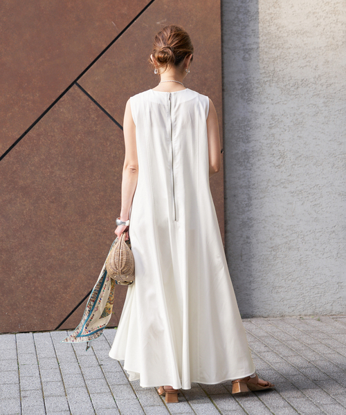 VERMEIL par iena（ヴェルメイユパーイエナ）の「Panel Flow Dress（ワンピース・レディース・ブラック/ホワイト・FREE）」の16枚目の写真