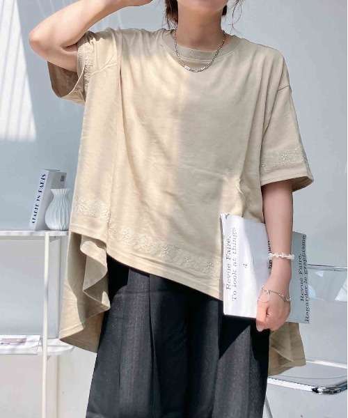 AS KNOW AS plus(アズノゥアズプラス)の「○ゆったり涼感シルエット テントライン刺繍半袖Tシャツ(Tシャツ/カットソー・レディース・グレイッシュベージュ/ブルー/ブラック・FREE)」の3枚目の写真