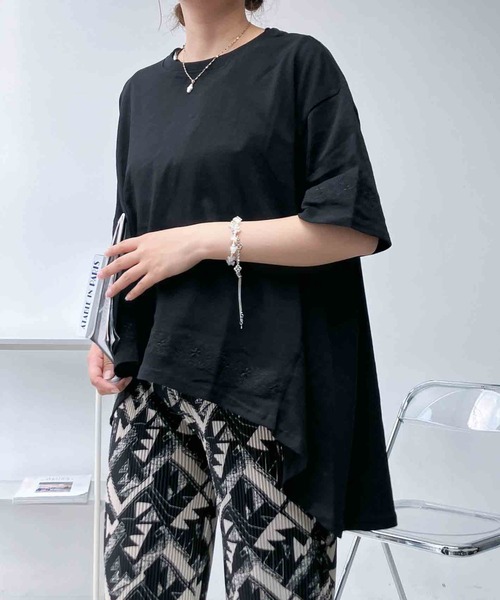 AS KNOW AS plus(アズノゥアズプラス)の「○ゆったり涼感シルエット テントライン刺繍半袖Tシャツ(Tシャツ/カットソー・レディース・グレイッシュベージュ/ブルー/ブラック・FREE)」の1枚目の写真
