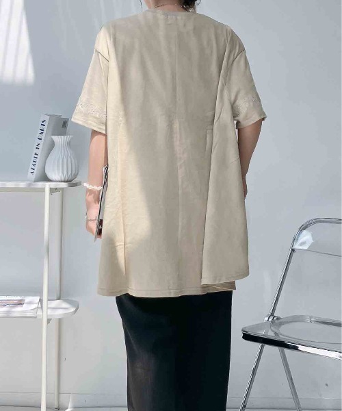 AS KNOW AS plus(アズノゥアズプラス)の「○ゆったり涼感シルエット テントライン刺繍半袖Tシャツ(Tシャツ/カットソー・レディース・グレイッシュベージュ/ブルー/ブラック・FREE)」の17枚目の写真