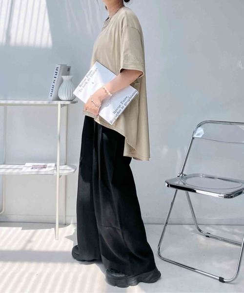 AS KNOW AS plus(アズノゥアズプラス)の「○ゆったり涼感シルエット テントライン刺繍半袖Tシャツ(Tシャツ/カットソー・レディース・グレイッシュベージュ/ブルー/ブラック・FREE)」の9枚目の写真
