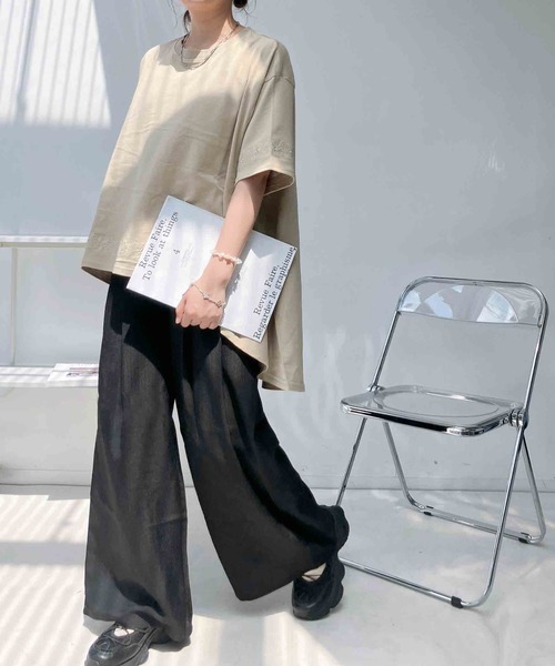 AS KNOW AS plus(アズノゥアズプラス)の「○ゆったり涼感シルエット テントライン刺繍半袖Tシャツ(Tシャツ/カットソー・レディース・グレイッシュベージュ/ブルー/ブラック・FREE)」の7枚目の写真