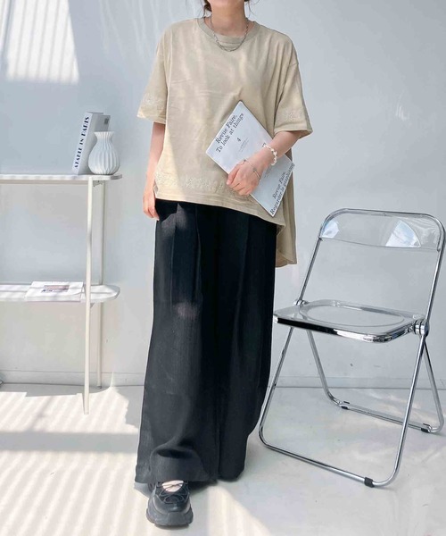AS KNOW AS plus(アズノゥアズプラス)の「○ゆったり涼感シルエット テントライン刺繍半袖Tシャツ(Tシャツ/カットソー・レディース・グレイッシュベージュ/ブルー/ブラック・FREE)」の8枚目の写真