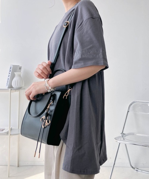 AS KNOW AS plus(アズノゥアズプラス)の「○ゆったり涼感シルエット テントライン刺繍半袖Tシャツ(Tシャツ/カットソー・レディース・グレイッシュベージュ/ブルー/ブラック・FREE)」の11枚目の写真