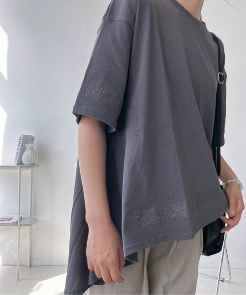 AS KNOW AS plus(アズノゥアズプラス)の「○ゆったり涼感シルエット テントライン刺繍半袖Tシャツ(Tシャツ/カットソー・レディース・グレイッシュベージュ/ブルー/ブラック・FREE)」の12枚目の写真
