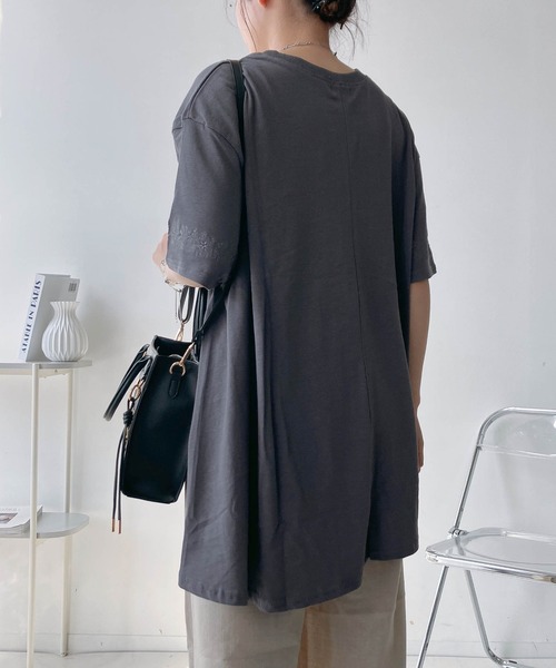 AS KNOW AS plus(アズノゥアズプラス)の「○ゆったり涼感シルエット テントライン刺繍半袖Tシャツ(Tシャツ/カットソー・レディース・グレイッシュベージュ/ブルー/ブラック・FREE)」の4枚目の写真