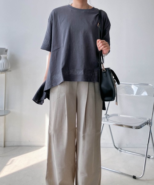 AS KNOW AS plus(アズノゥアズプラス)の「○ゆったり涼感シルエット テントライン刺繍半袖Tシャツ(Tシャツ/カットソー・レディース・グレイッシュベージュ/ブルー/ブラック・FREE)」の5枚目の写真
