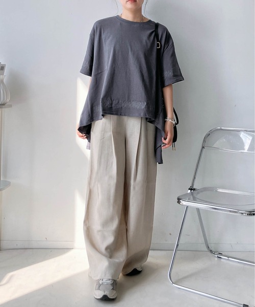 AS KNOW AS plus(アズノゥアズプラス)の「○ゆったり涼感シルエット テントライン刺繍半袖Tシャツ(Tシャツ/カットソー・レディース・グレイッシュベージュ/ブルー/ブラック・FREE)」の6枚目の写真