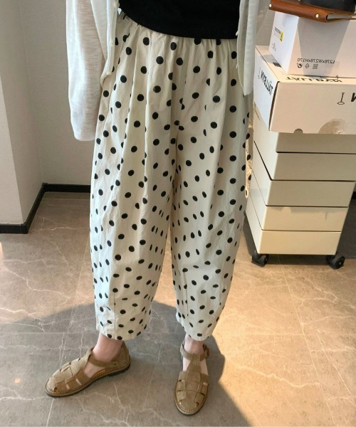 LUCPY（ラクピー）の「ドット柄テーパードパンツ ウエストゴム リラックスシルエット（デニムパンツ・レディース・ホワイト・XX-LARGE/X-LARGE/LARGE/MEDIUM）」の2枚目の写真