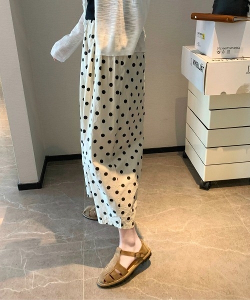 LUCPY（ラクピー）の「ドット柄テーパードパンツ ウエストゴム リラックスシルエット（デニムパンツ・レディース・ホワイト・XX-LARGE/X-LARGE/LARGE/MEDIUM）」の3枚目の写真