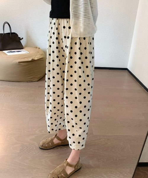 LUCPY（ラクピー）の「ドット柄テーパードパンツ ウエストゴム リラックスシルエット（デニムパンツ・レディース・ホワイト・XX-LARGE/X-LARGE/LARGE/MEDIUM）」の4枚目の写真