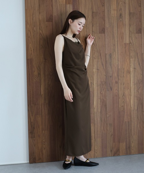 J by blue(ジェイバイブルー)の「《2サイズ展開》レースドレープキャミワンピース(ワンピース・レディース・ブラック/ブラウン・MEDIUM/SMALL)」の5枚目の写真