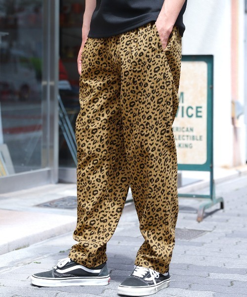 LUXSTYLE(ラグスタイル)の「ワイドシェフパンツ(チノパンツ・メンズ・ブラック系その他/ブラック/ホワイト/グレー系その他/ブラウン/チャコール/ブラウン系その他/ブラック系その他2/ブラウン系カモフラージュ/ウッドランド/レオパード/ストライプ/ケミカルウォッシュ/ブルー系その他/ネイビー/ブルー系その他2/カーキ・S/M/L/XL)」の16枚目の写真
