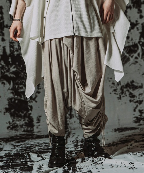 NO ID.（ノーアイディ）の「【NO ID.】Asymmetry Tuck Trousers / アシンメトリー タック トラウザーズ（その他パンツ・メンズ・ライトベージュ/グレー/ブラック・2/1）」の3枚目の写真