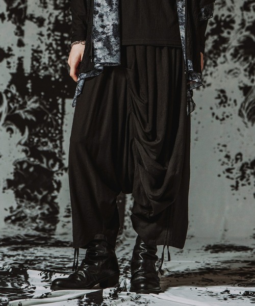 NO ID.（ノーアイディ）の「【NO ID.】Asymmetry Tuck Trousers / アシンメトリー タック トラウザーズ（その他パンツ・メンズ・ライトベージュ/グレー/ブラック・2/1）」の2枚目の写真