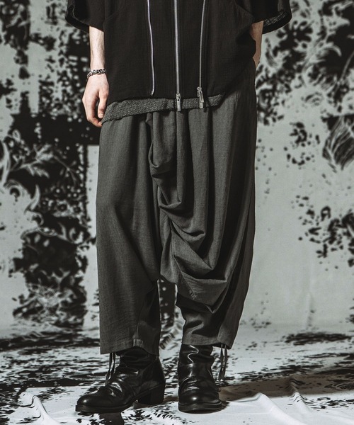 NO ID.（ノーアイディ）の「【NO ID.】Asymmetry Tuck Trousers / アシンメトリー タック トラウザーズ（その他パンツ・メンズ・ライトベージュ/グレー/ブラック・2/1）」の13枚目の写真