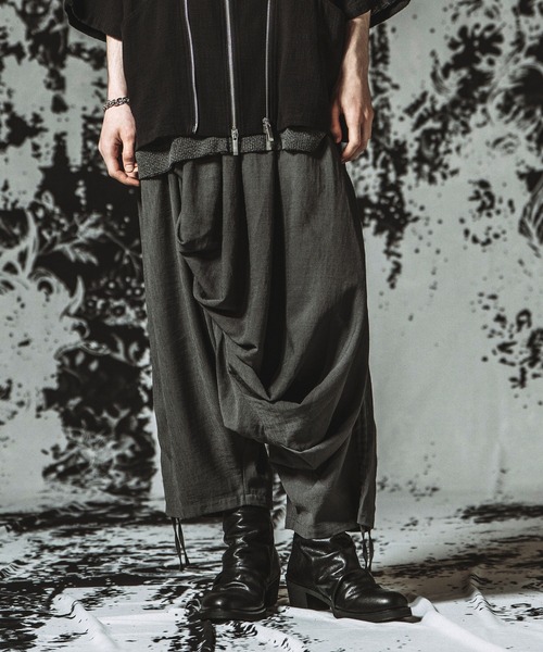 NO ID.（ノーアイディ）の「【NO ID.】Asymmetry Tuck Trousers / アシンメトリー タック トラウザーズ（その他パンツ・メンズ・ライトベージュ/グレー/ブラック・2/1）」の16枚目の写真