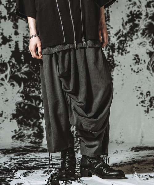 NO ID.（ノーアイディ）の「【NO ID.】Asymmetry Tuck Trousers / アシンメトリー タック トラウザーズ（その他パンツ・メンズ・ライトベージュ/グレー/ブラック・2/1）」の15枚目の写真