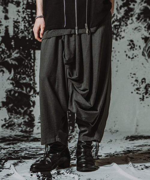 NO ID.（ノーアイディ）の「【NO ID.】Asymmetry Tuck Trousers / アシンメトリー タック トラウザーズ（その他パンツ・メンズ・ライトベージュ/グレー/ブラック・2/1）」の4枚目の写真