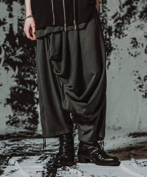 NO ID.（ノーアイディ）の「【NO ID.】Asymmetry Tuck Trousers / アシンメトリー タック トラウザーズ（その他パンツ・メンズ・ライトベージュ/グレー/ブラック・2/1）」の7枚目の写真
