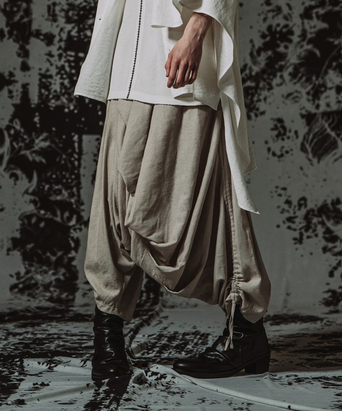 NO ID.（ノーアイディ）の「【NO ID.】Asymmetry Tuck Trousers / アシンメトリー タック トラウザーズ（その他パンツ・メンズ・ライトベージュ/グレー/ブラック・2/1）」の5枚目の写真