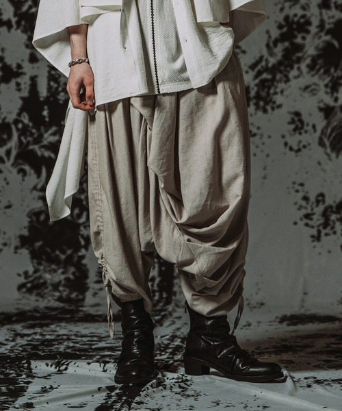 NO ID.（ノーアイディ）の「【NO ID.】Asymmetry Tuck Trousers / アシンメトリー タック トラウザーズ（その他パンツ・メンズ・ライトベージュ/グレー/ブラック・2/1）」の8枚目の写真