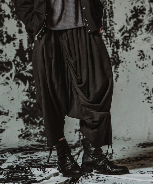 NO ID.（ノーアイディ）の「【NO ID.】Asymmetry Tuck Trousers / アシンメトリー タック トラウザーズ（その他パンツ・メンズ・ライトベージュ/グレー/ブラック・2/1）」の6枚目の写真
