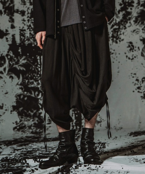 NO ID.（ノーアイディ）の「【NO ID.】Asymmetry Tuck Trousers / アシンメトリー タック トラウザーズ（その他パンツ・メンズ・ライトベージュ/グレー/ブラック・2/1）」の9枚目の写真