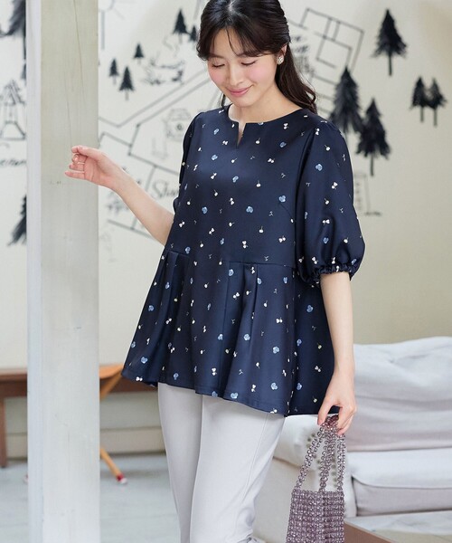 Tiaclasse(ティアクラッセ)の「花柄プリントカットソーチュニック(Tシャツ/カットソー・レディース・ネイビー/アイボリー・XXL/XL)」の3枚目の写真