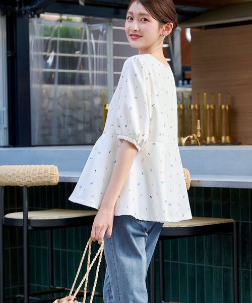Tiaclasse(ティアクラッセ)の「花柄プリントカットソーチュニック(Tシャツ/カットソー・レディース・ネイビー/アイボリー・XXL/XL)」の10枚目の写真