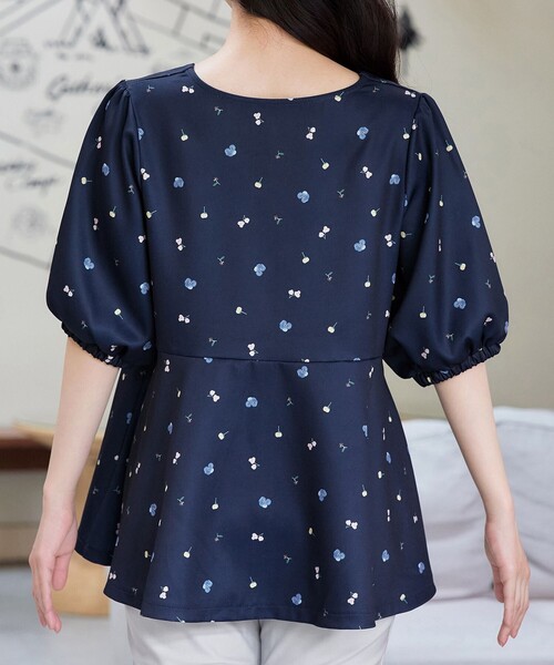 Tiaclasse(ティアクラッセ)の「花柄プリントカットソーチュニック(Tシャツ/カットソー・レディース・ネイビー/アイボリー・XXL/XL)」の16枚目の写真