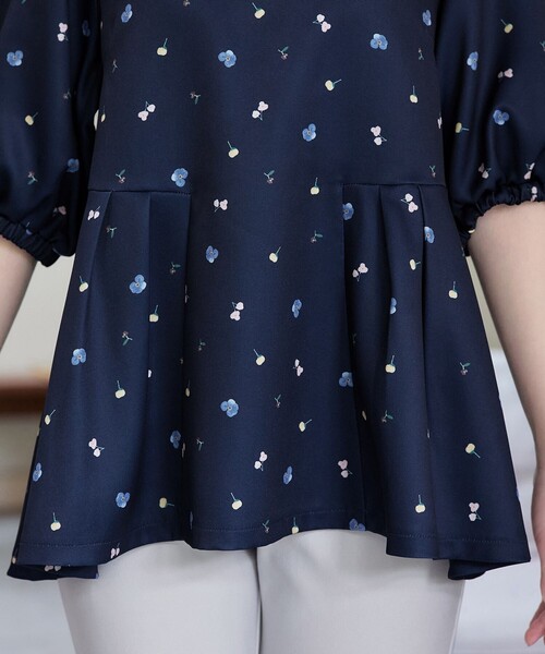 Tiaclasse(ティアクラッセ)の「花柄プリントカットソーチュニック(Tシャツ/カットソー・レディース・ネイビー/アイボリー・XXL/XL)」の21枚目の写真