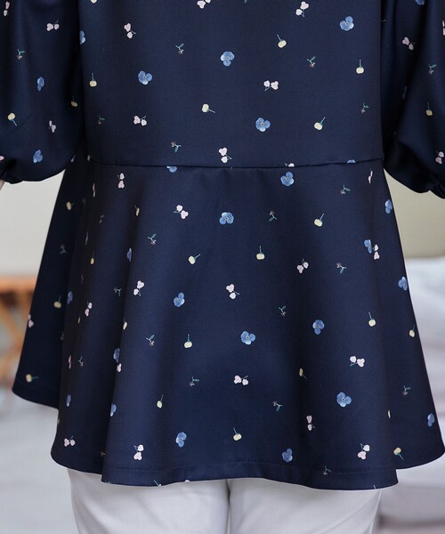 Tiaclasse(ティアクラッセ)の「花柄プリントカットソーチュニック(Tシャツ/カットソー・レディース・ネイビー/アイボリー・XXL/XL)」の22枚目の写真