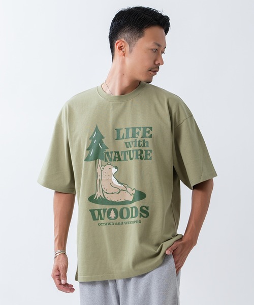 Woods(ウッズ)の「【WOODS】別注 プリント 半袖Tシャツ(Tシャツ/カットソー・メンズ・ブルー系/ホワイト/ブラック/ホワイト系1/ホワイト系/カーキ/ベージュ系1/ブラック系1/ブラック系・SMALL/MEDIUM/LARGE/X-LARGE)」の1枚目の写真