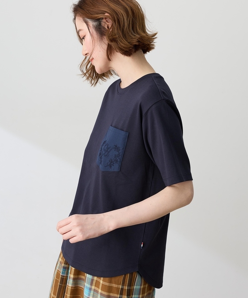 Petit Honfleur（プチオンフルール）の「刺しゅうポケットTシャツ【接触冷感・UVカット・オーガニックコットンブレンド】（Tシャツ/カットソー・レディース・オレンジ/ネイビー/ホワイト・M/L）」の5枚目の写真