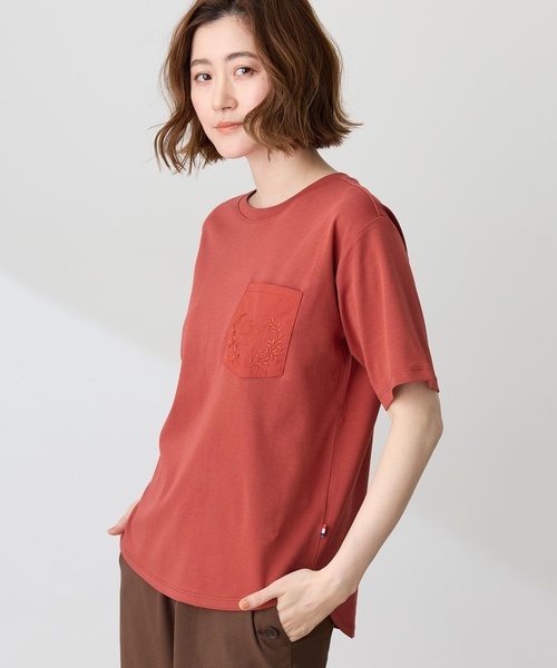 Petit Honfleur（プチオンフルール）の「刺しゅうポケットTシャツ【接触冷感・UVカット・オーガニックコットンブレンド】（Tシャツ/カットソー・レディース・オレンジ/ネイビー/ホワイト・M/L）」の8枚目の写真