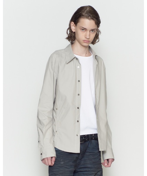 NVRFRGT(ネヴァーフォーゲット)の「PANELLED UTILITY DRESS SHIRT/オーガニックコットン/ボタンフロントシャツ/天然貝釦/NVRFRGT(シャツ/ブラウス・メンズ・ホワイト/サックスブルー/グレー・2/3)」の1枚目の写真