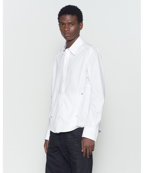 NVRFRGT(ネヴァーフォーゲット)の「PANELLED UTILITY DRESS SHIRT/オーガニックコットン/ボタンフロントシャツ/天然貝釦/NVRFRGT(シャツ/ブラウス・メンズ・ホワイト/サックスブルー/グレー・2/3)」の2枚目の写真