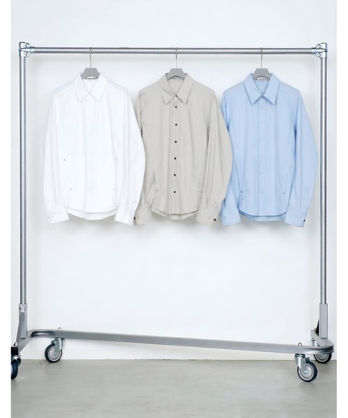 NVRFRGT(ネヴァーフォーゲット)の「PANELLED UTILITY DRESS SHIRT/オーガニックコットン/ボタンフロントシャツ/天然貝釦/NVRFRGT(シャツ/ブラウス・メンズ・ホワイト/サックスブルー/グレー・2/3)」の4枚目の写真