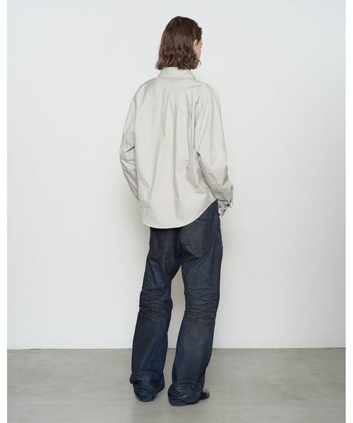 NVRFRGT(ネヴァーフォーゲット)の「PANELLED UTILITY DRESS SHIRT/オーガニックコットン/ボタンフロントシャツ/天然貝釦/NVRFRGT(シャツ/ブラウス・メンズ・ホワイト/サックスブルー/グレー・2/3)」の8枚目の写真