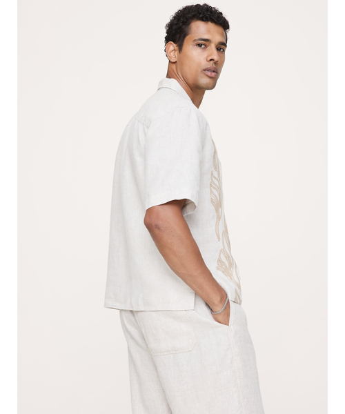 Banana Republic(バナナリパブリック)の「リラックスフィット エンブロイダリー リネン リゾートシャツ(シャツ/ブラウス・メンズ・ベージュ/ホワイト・S/M/L/XL)」の3枚目の写真