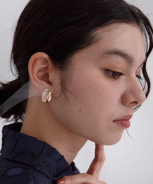OPAQUE.CLIP(オペークドットクリップ)の「メタル×アクリルリバーシブルピアス(ピアス(両耳用)・レディース・ゴールド/シルバー・00)」の7枚目の写真