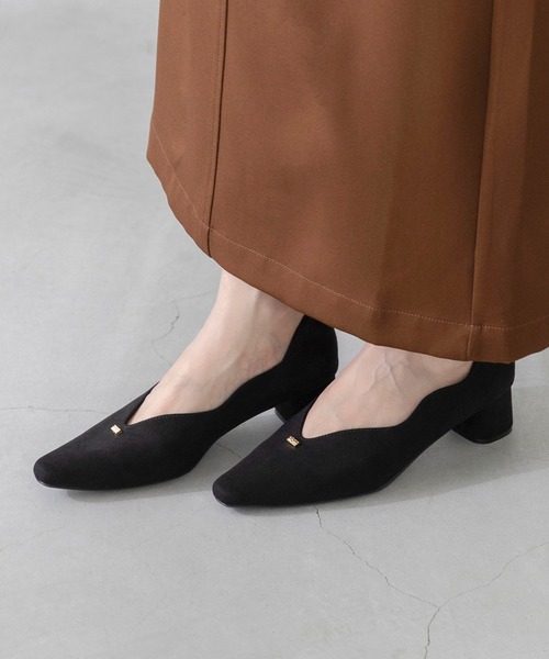 welleg(ウェレッグ)の「4cmヒール スクエアトゥ ゴールドアクセント スエード パンプス(パンプス・レディース・ネイビー/ブラック/オレンジ系その他/グレイッシュベージュ・23.0cm/22.5cm/22.0cm/21.5cm/26.0cm/25.5cm/25.0cm/24.5cm/24.0cm/23.5cm)」の5枚目の写真