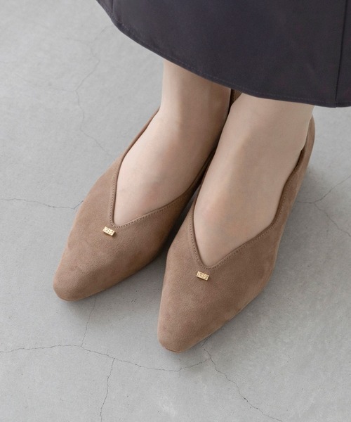 welleg(ウェレッグ)の「4cmヒール スクエアトゥ ゴールドアクセント スエード パンプス(パンプス・レディース・ネイビー/ブラック/オレンジ系その他/グレイッシュベージュ・23.0cm/22.5cm/22.0cm/21.5cm/26.0cm/25.5cm/25.0cm/24.5cm/24.0cm/23.5cm)」の16枚目の写真