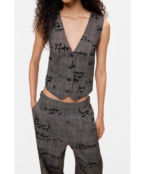 Desigual（デシグアル）の「ニュースペーパー柄 ベスト グレー（ベスト・レディース・ブラック・L/M/S/XL/XS）」の4枚目の写真