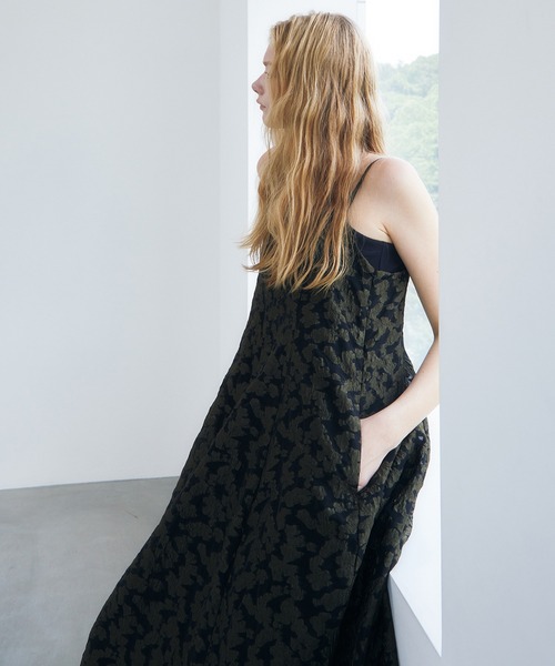 LE CIEL BLEU(ルシェルブルー)の「ボリューミナスジャカードキャミドレス / Voluminous Jacquard Cami Dress(ワンピース・レディース・カーキ・36/38)」の3枚目の写真