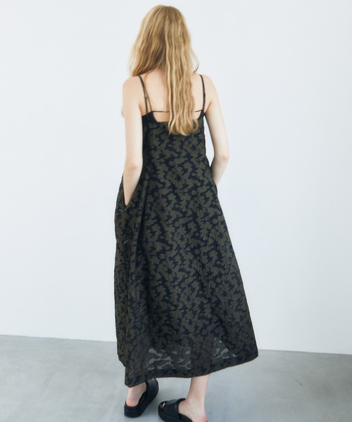 LE CIEL BLEU(ルシェルブルー)の「ボリューミナスジャカードキャミドレス / Voluminous Jacquard Cami Dress(ワンピース・レディース・カーキ・36/38)」の2枚目の写真