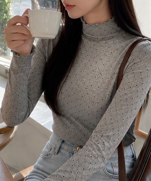CLOTHY(クロシィ)の「【コーディネートに甘さをプラス】ドット柄 メロー フリル ハイネック トップス(Tシャツ/カットソー・レディース・グレー/オフホワイト・FREE)」の2枚目の写真